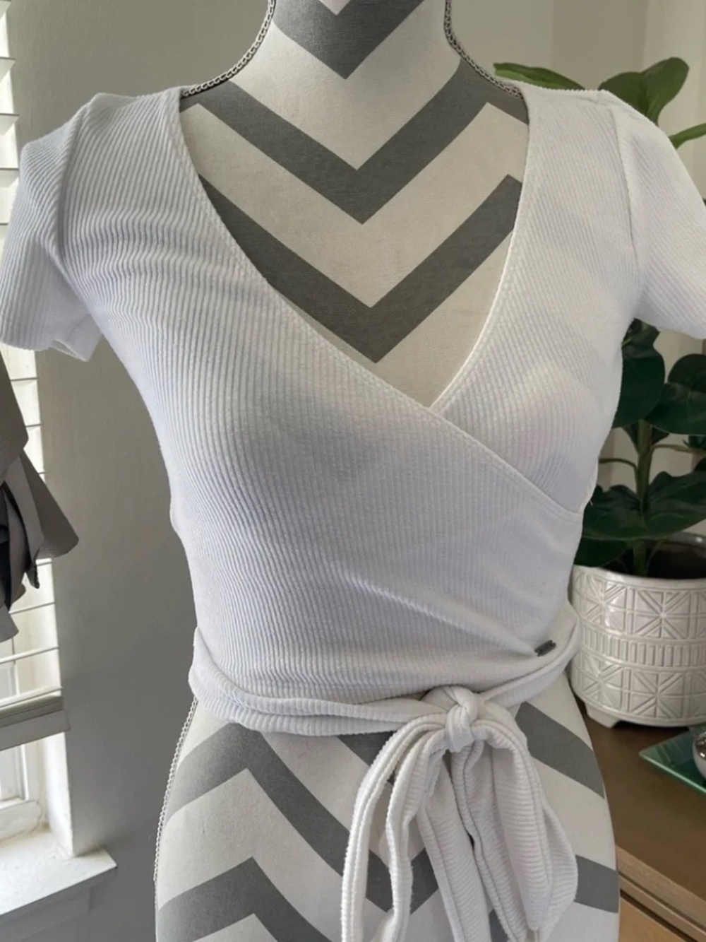 Hollister White Wrap Tie Front Crop Top (L)